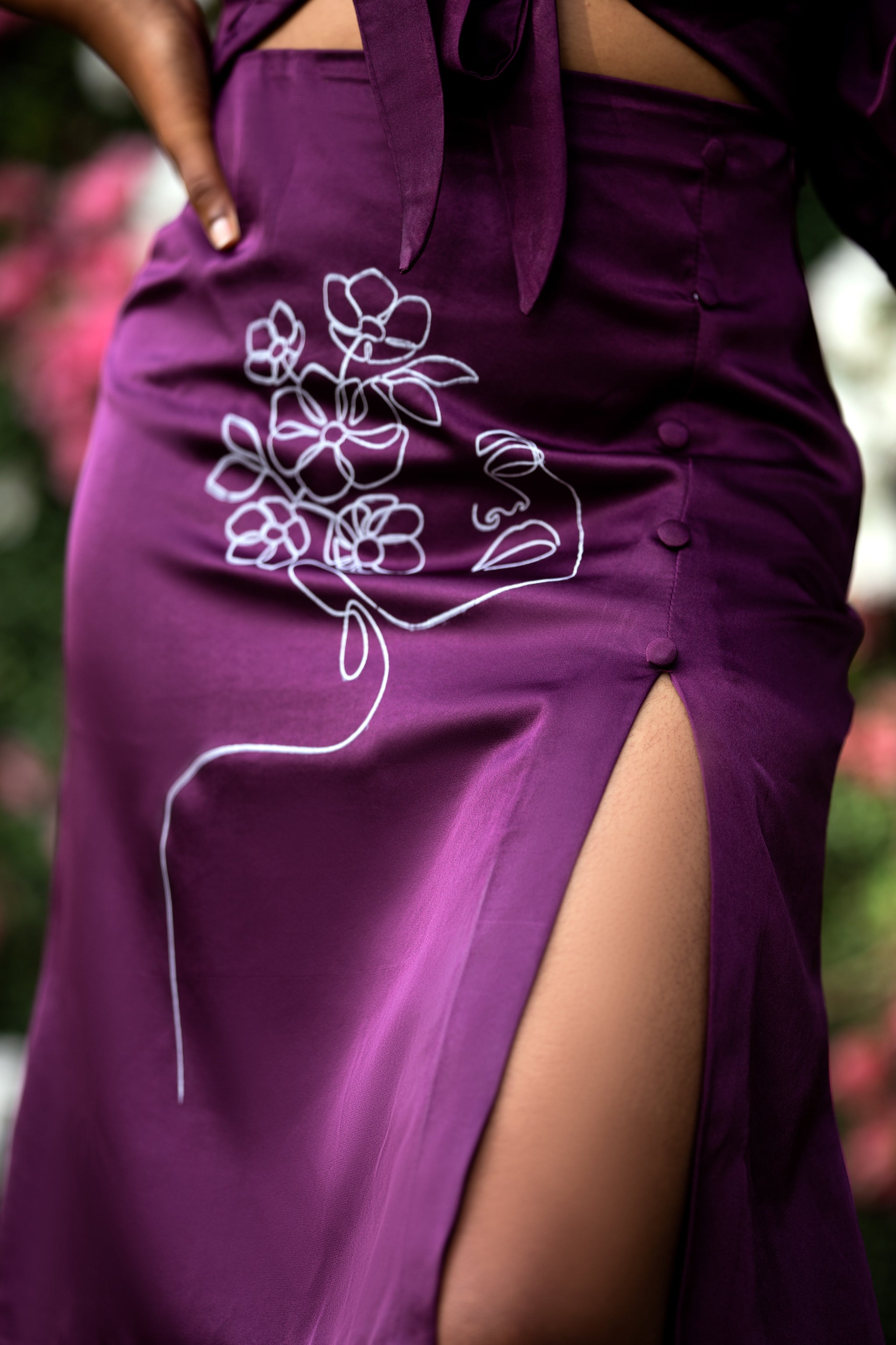 Glückliches Mädchen in Magenta